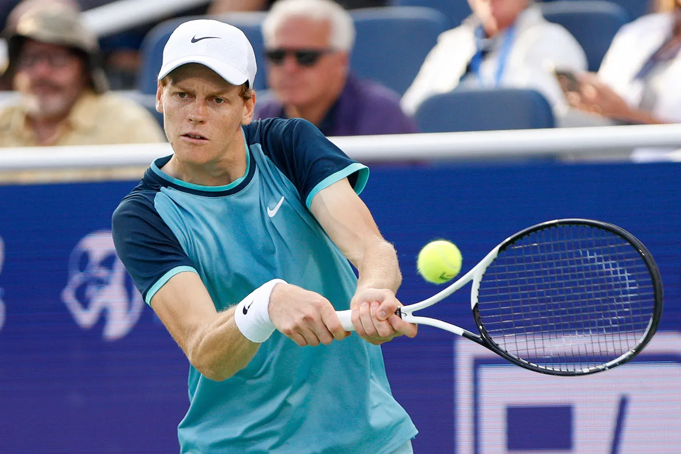 Jannik Sinner vence a Taylor Fritz y se acerca a las semifinales del ATP Finals