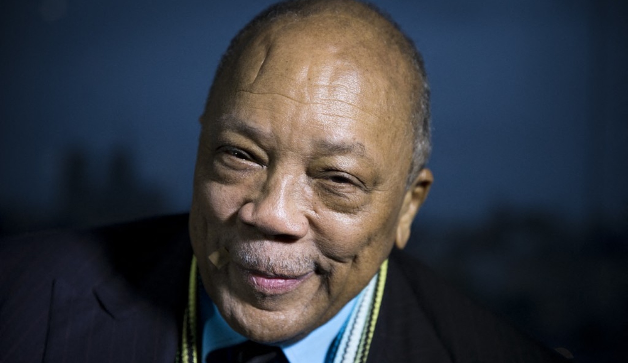 Quincy Jones, el titán de la música que trabajó con todos, desde Frank Sinatra hasta Michael Jackson, muere a los 91 años