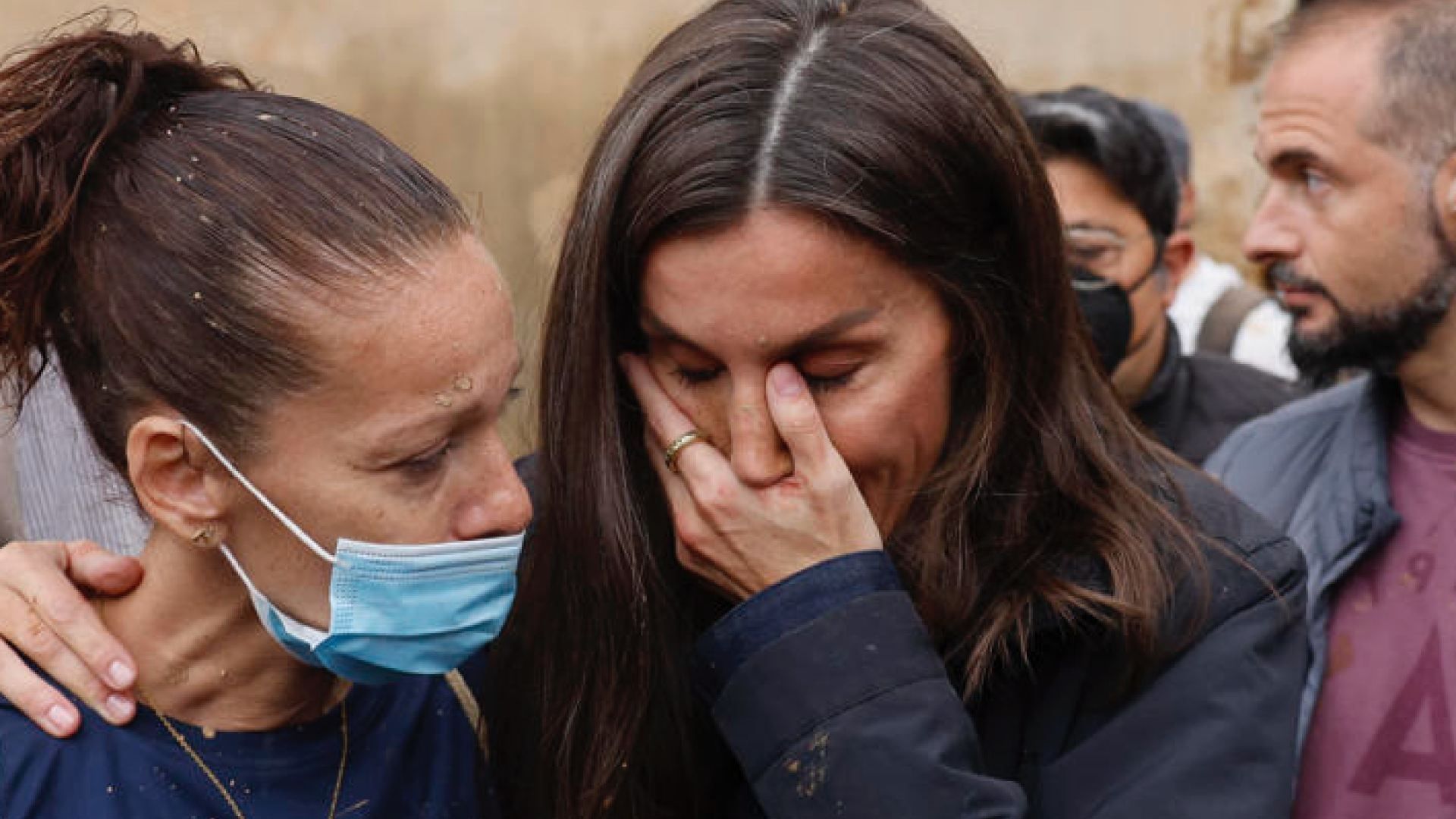 Multitud Lanza Lodo e Insultos a los Reyes de España y al Primer Ministro en Visita a Pueblo Afectado por Inundaciones