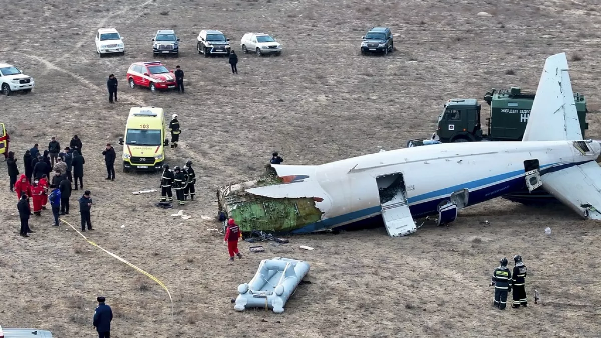 Aereo precipitato in Kazakistan, foto e video: "Abbattuto dalla Russia"